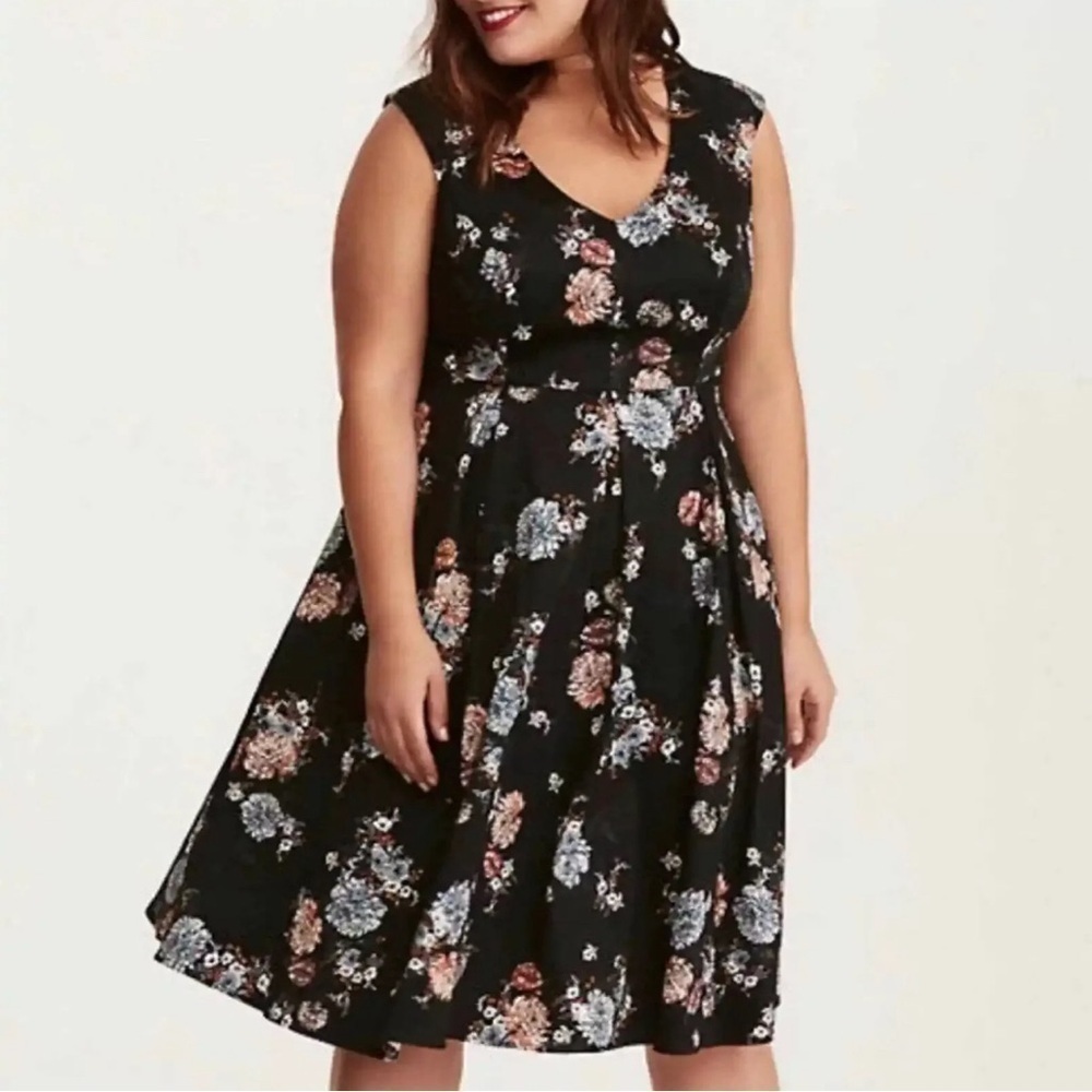 Torrid Women's Size 20 Fit & Flare Dress Pleated Floral Print Below Knee V-Neck